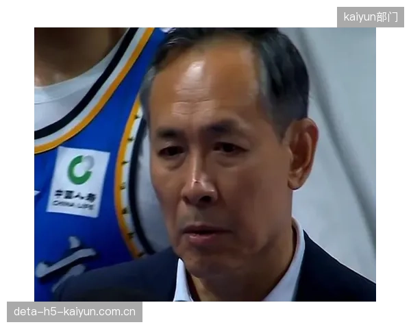 许利民指导临场调整能力获赞,北京队在决胜局成功限制广东队转换进攻。 许利民指导临场调整能力获赞,北京队在决胜局成功限制广东队转换进攻。